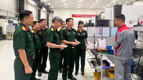 Đại tá Nguyễn Hồng Lợi, Trưởng Ban Công đoàn Quốc phòng, Ban lãnh đạo Tổng Công ty sản xuất thiết bị Viettel kiểm tra công tác chuẩn bị, ôn tập và động viên đội tuyển.