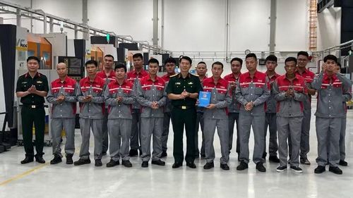 Đại tá Nguyễn Hồng Lợi, Trưởng Ban Công đoàn Quốc phòng thăm hỏi, trao quà động viên đội tuyển Tổng Công ty sản xuất thiết bị Viettel.
