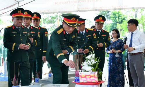  Các đại biểu dâng hương tri ân các Anh hùng liệt sĩ. 