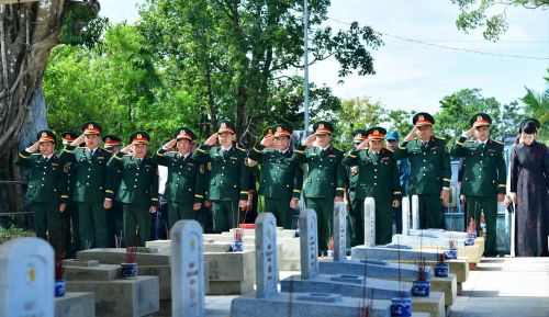 Các đại biểu dành phút mặc niệm, tiễn biệt liệt sĩ.