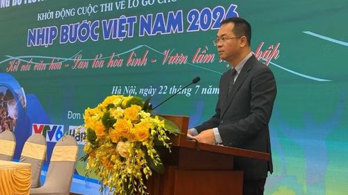 Ông Trần Hải Hà, Giám đốc Sở Văn hóa, Thể thao và Du lịch tỉnh Điện Biên trao đổi tại buổi họp báo
