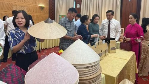 Gian hàng trưng bày sản phẩm thủ công truyền thống.