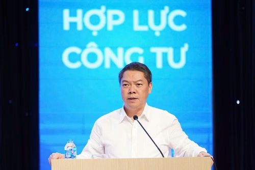 Phó Chủ tịch Ủy ban nhân dân tỉnh Lạng Sơn Đoàn Thanh Sơn phát biểu ý kiến tại phiên đối thoại. (Ảnh: Hội Doanh nhân trẻ Việt Nam cung cấp)