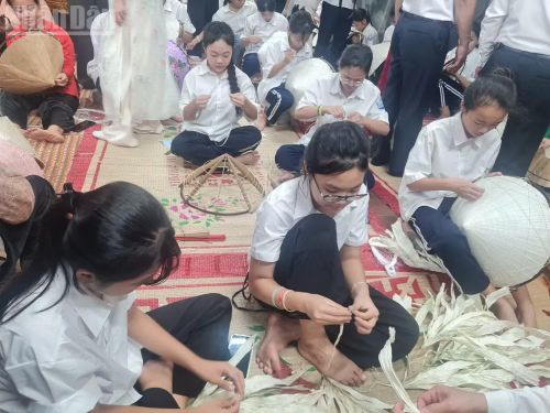 Học sinh trải nghiệm kỹ thuật làm nón trong chuyên đề đầu tiên của Trung tâm học tập cộng đồng.