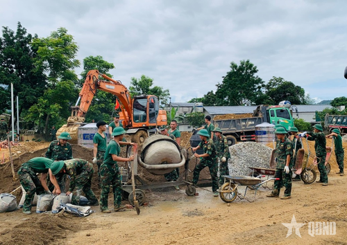  Cán bộ, chiến sĩ Trung đoàn 880, Bộ CHQS tỉnh Lai Châu thực hiện công đoạn trộn bê tông. 