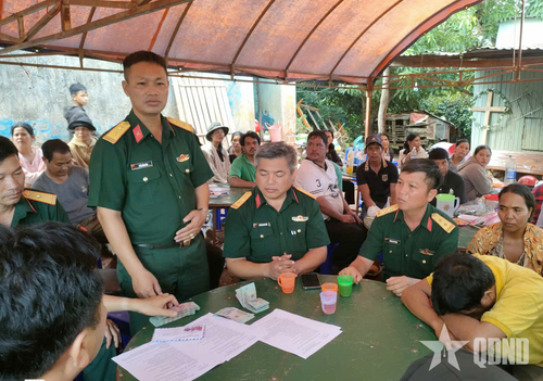 Đại diện Trung đoàn 28 trao tiền ủng hộ của cán bộ, chiến sĩ đơn vị cho gia đình Hạ sĩ Kpă Thiêp. 