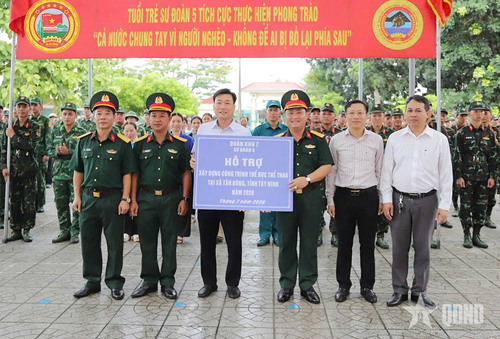 Lãnh đạo Sư đoàn 5 trao bảng tượng trưng hỗ trợ xây dựng công trình thể dục, thể thao tại xã Tân Đông, tỉnh Tây Ninh. 