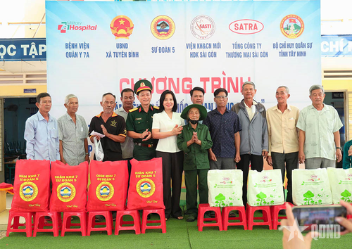  Lãnh đạo Sư đoàn 5 và các đơn vị đồng hành tặng quà gia đình chính sách, hộ nghèo xã Tuyên Bình, tỉnh Tây Ninh. 