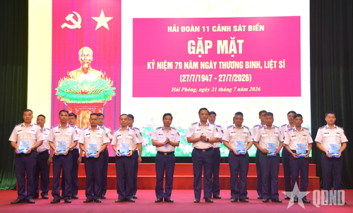 Đảng ủy, chỉ huy Hải đoàn tặng quà các đồng chí là thân nhân thương binh, liệt sĩ đang công tác tại đơn vị.