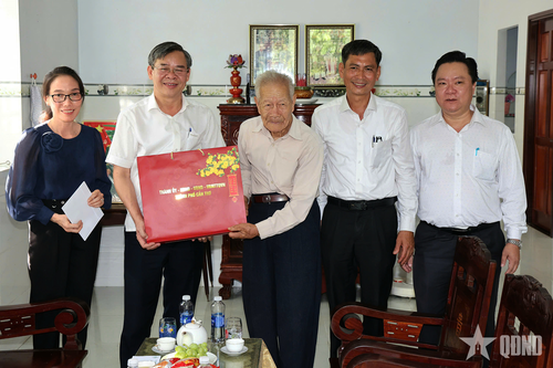 Đồng chí Trương Cảnh Tuyên thăm hỏi, động viên và tặng quà Đại tá, Anh hùng Lực lượng vũ trang nhân dân Nguyễn Văn Bửu, nguyên Phó chính trị Quân y viện 121.