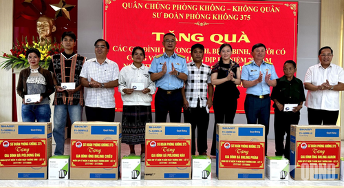  Đoàn công tác của Sư đoàn Phòng không 375 trao quà tặng các gia đình chính sách ở xã Tây Giang.