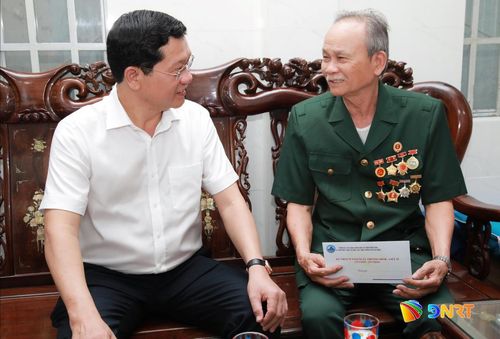 Phó Chủ tịch Thường trực HĐND thành phố Trần Phước Sơn ân cần thăm hỏi sức khỏe thương binh Trần Đào.