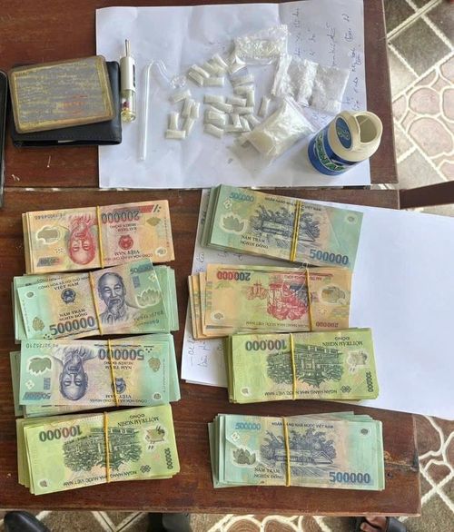 Lực lượng Công an bắt giữ 2 đối tượng Nguyễn Văn Hoàng, Hồ Ngọc Khánh (X) cùng số ma túy tang vật và tiền thu lợi bất chính từ mua bán trái phép chất ma túy.