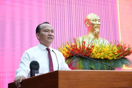 Phó Bí thư Thường trực Thành ủy Nguyễn Đình Vĩnh phát biểu giao nhiệm vụ