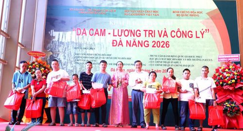 Phó Chủ tịch UBND TP Đà Nẵng Nguyễn Thị Anh Thi trao tặng quà cho các NNCĐDC. Ảnh: P.T