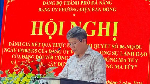 Ông Võ Văn Hùng – Bí thư Đảng ủy phường Điện Bàn Đông phải biểu chỉ đạo.