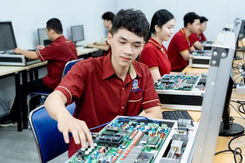 Sinh viên ngành Điện - Điện tử Trường ĐH Nguyễn Tất Thành trong giờ học thực hành. ẢNH: THANH HÙNG