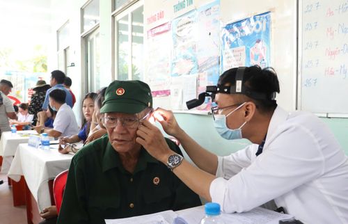 Các cựu chiến binh xã Bà Điểm tham gia khám sức khỏe miễn phí. Ảnh: NGÔ BÌNH