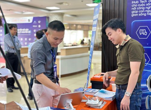 Nhiều mô hình ứng dụng AI được giới thiệu tại khu vực triển lãm. Ảnh: BÙI TUẤN