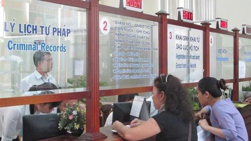 Người dân đến Sở Tư pháp TPHCM làm thủ tục cấp phiếu lý lịch tư pháp