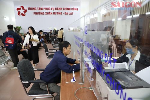 Người dân đến làm các thủ tục liên quan về đất đai tại phường Xuân Hương - Đà Lạt (tỉnh Lâm Đồng)