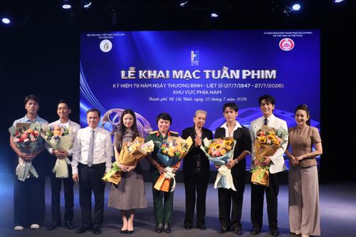 Các đại biểu tặng hoa cho ê-kíp sản xuất phim Mưa đỏ. Ảnh: V.HÀ