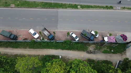 Nhiều đoạn vỉa hè đường QL18 cũng bị chiếm dụng làm nơi đỗ phương tiện.