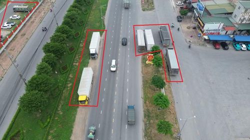 Tuy nhiên, người dân cho biết trên tuyến đường QL18 chạy qua địa bàn phường Phương Liễu, tình trạng xe ô tô lấn chiếm lòng đường làm nơi dừng đỗ, tiềm ẩn nguy cơ tai nạn giao thông vẫn chưa được giải quyết triệt để.