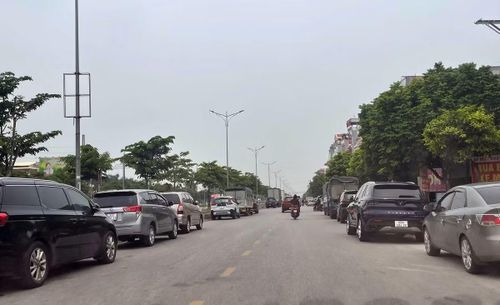 Diện tích hai bên lòng đường gom QL18 bị thu hẹp bởi xe ô tô ngang nhiên dừng đỗ sai quy định.