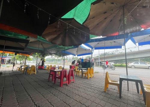 Các quán nước chiếm dụng vỉa hè QL18 chạy qua địa bàn phường Phương Liễu làm nơi kinh doanh.