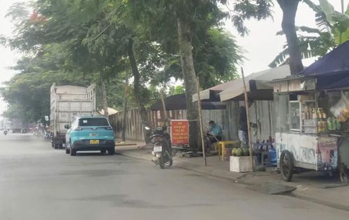 Vỉa hè đường QL18 còn bị chiếm dụng làm nơi buôn bán, lùm xụp, mất mỹ quan đô thị.