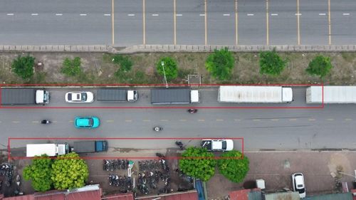“Nhiều xe ô tô ngang nhiên dừng đỗ trái phép dưới lòng đường QL18 vào buổi trưa và chiều rất đông. Việc này tiềm ẩn nguy cơ xảy ra va chạm, tai nạn giao thông bất cứ lúc nào”- anh Nguyễn Văn B. (người dân) chia sẻ.