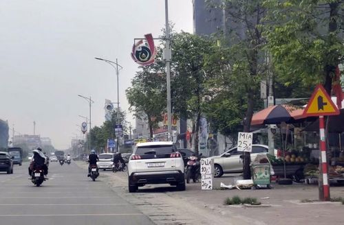 Nguy cơ mất an toàn giao thông, mất mỹ quan đô thị khi vỉa hè QL18 bị chiếm dụng.