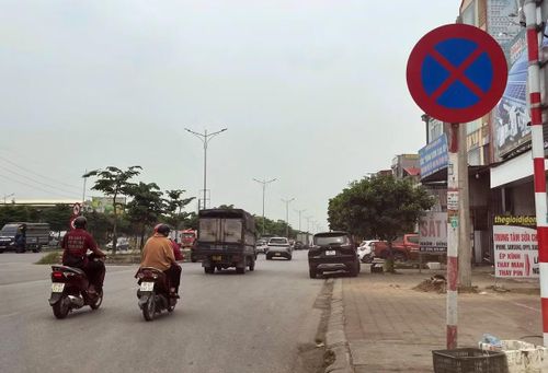 Theo ghi nhận sáng 21/7, đoạn lòng đường gom QL18 xuất hiện khá nhiều xe ô tô dừng, đỗ sai quy định gây cản trở giao thông và mất mỹ quan đô thị.