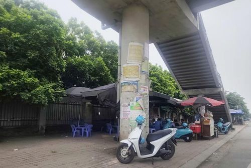 Khu vực vỉa hè ngay chân cầu vượt QL18, cũng ngang nhiên bị người dân chiếm dụng vỉa hè làm nơi kinh doanh, buôn bán.