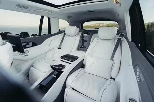 Động cơ V8 sản sinh công suất tối đa 603 mã lực và mô-men xoắn cực đại 850 Nm trong khi mô-tơ ISG bổ sung 23 mã lực. Mức công suất này cao hơn cả Mercedes-AMG GT 63 Coupe vốn mạnh 577 mã lực. Mercedes-Benz cho biết các trục cân bằng giúp triệt tiêu rung động của động cơ, nhờ đó xe vận hành êm ái hơn đồng thời vẫn mạnh mẽ hơn.