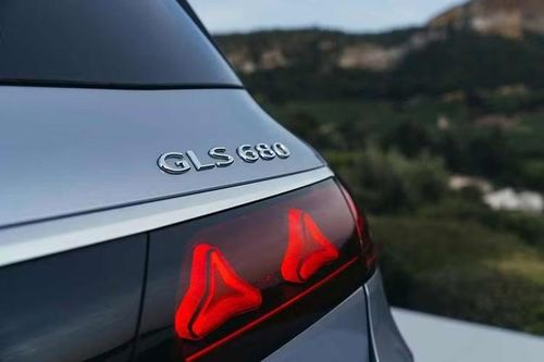 Phong cách thiết kế tương tự được áp dụng cho khu vực phía sau xe. Tại đây, Mercedes-Maybach GLS 680 2027 sở hữu cửa cốp mới cùng cụm đèn hậu có họa tiết ngôi sao mạ crôm, giúp xe vẫn tạo dấu ấn ngay cả khi rời đi.