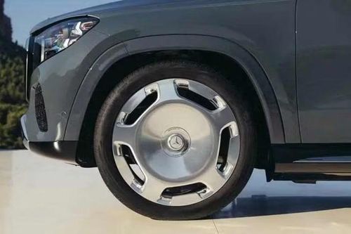 Trang bị tiêu chuẩn gồm bộ mâm 22 inch trong khi khách hàng có thể tùy chọn bộ mâm rèn 23 inch hoàn thiện bằng crôm. Bộ mâm lớn hơn đi kèm nắp chụp bánh mang biểu tượng ngôi sao 3 cánh có khả năng tự cân bằng, luôn giữ biểu tượng ở vị trí thẳng đứng ngay cả khi bánh xe quay.
