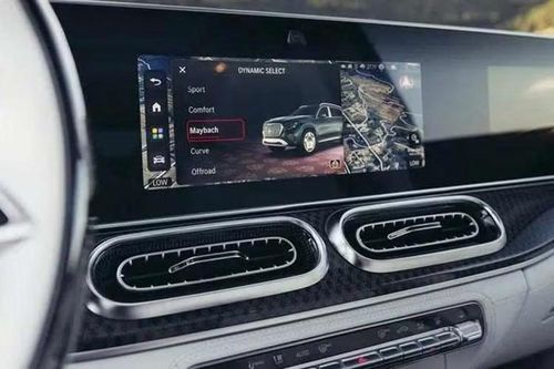 Ghế ngồi của GLS 680 được bọc da Nappa mới với các tùy chọn màu nâu và be. Những doanh nhân ngồi phía sau có thể thưởng thức rượu champagne nhờ hai giá giữ chai tích hợp trong ngăn làm mát phía sau.