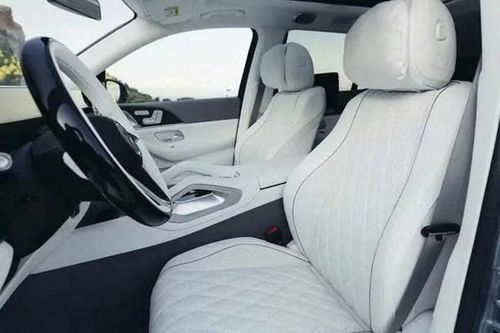 Maybach cũng bổ sung các vật liệu cách âm mới nhằm giảm thiểu tiếng ồn lọt vào khoang nội thất. Hệ thống âm thanh vòm Burmester gồm 15 loa cũng được trang bị tiêu chuẩn cho xe, đi kèm bộ khuếch đại công suất 710 W.