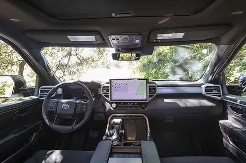 Tuy nhiên, nếu không ấn tượng với thiết kế của Toyota Tundra đời cũ thì những thay đổi này khó tạo nên khác biệt đáng kể. Trong khi đó, các nâng cấp về công nghệ trong khoang lái có thể là điểm hấp dẫn hơn. Tất cả các phiên bản đều được trang bị tiêu chuẩn màn hình thông tin giải trí 14 inch sử dụng nền tảng đa phương tiện mới nhất của Toyota.