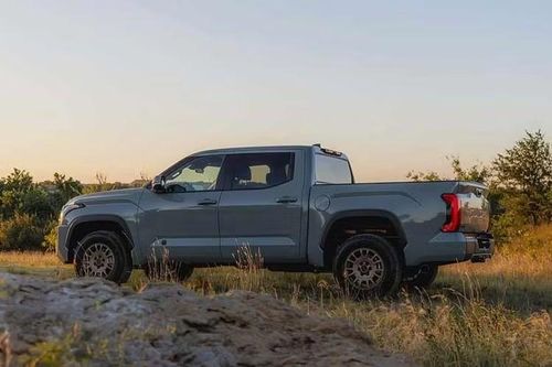 Gói Trailhunter vốn đã xuất hiện trên các mẫu xe Toyota khác như 4Runner và Tacoma. Trên Tundra, gói trang bị mới này được phát triển từ phiên bản SR5 có giá dễ tiếp cận, đồng thời được bổ sung hàng loạt trang bị phục vụ khả năng vận hành ngoài đường nhựa.