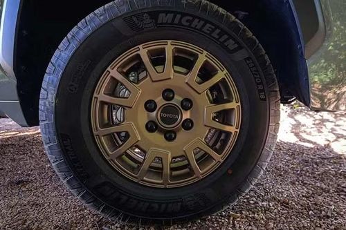 Toyota cũng trang bị nhiều công nghệ hỗ trợ off-road như hệ thống lựa chọn đa địa hình Multi-Terrain Select, hệ thống lựa chọn vận tốc vượt địa hình Crawl Control và khóa vi sai cầu sau. Bộ mâm màu đồng cùng các chi tiết nhận diện riêng giúp phiên bản này khác biệt so với các biến thể còn lại trong dải sản phẩm.