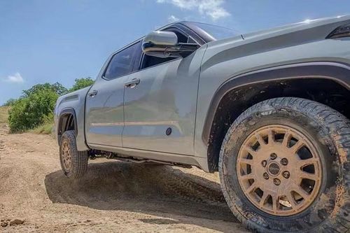 Toyota cho biết gói an toàn Safety Sense 4.0 hiện cũng được trang bị tiêu chuẩn trên toàn bộ dòng xe bán tải này, mang đến nhiều cải tiến cho các hệ thống hỗ trợ người lái. Khách hàng vẫn có thể lựa chọn giữa 2 tùy chọn động cơ của Toyota Tundra 2027.