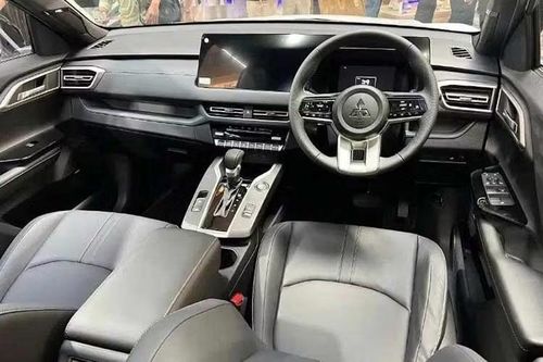 Về hệ truyền động, Xforce HEV sử dụng hệ thống hybrid nối tiếp - song song e:Motion của Mitsubishi, từng xuất hiện trên Xpander HEV và Xpander Cross HEV tại khu vực Đông Nam Á. Xe được trang bị mô-tơ điện có công suất tối đa 116 mã lực và mô-men xoắn cực đại 255 Nm đảm nhiệm phần lớn việc dẫn động.