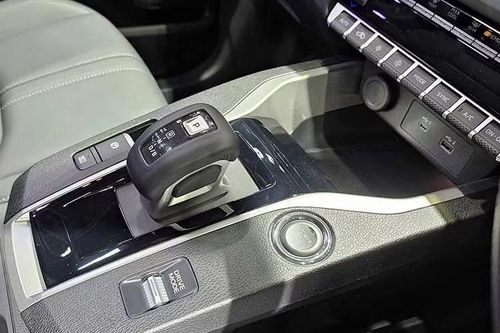 Xe cũng được bổ sung chức năng ngắt kết nối mô-tơ với trục truyền động khi chạy ở tốc độ hành trình nhằm giảm tổn thất năng lượng. Nhờ đó, mức tiêu thụ nhiên liệu được công bố đạt khoảng 4,09 lít/100 km theo tiêu chuẩn NEDC. Bộ pin được đặt bên dưới hàng ghế trước, gần trung tâm xe nhằm hạ thấp trọng tâm và cải thiện khả năng vận hành.