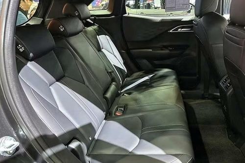 Mitsubishi cho biết công nghệ điều khiển trên hệ thống hybrid được phát triển dựa trên kinh nghiệm từ các mẫu xe hybrid sạc điện (PHEV) của hãng, tích lũy qua bốn thế hệ phát triển. Động cơ đạt hiệu suất nhiệt trên 40%. So với Xpander HEV, Xforce HEV được trang bị hộp truyền động 2 cấp hoàn toàn mới, thay thế bộ ly hợp đa đĩa ướt bằng ly hợp dạng dog clutch có ma sát thấp.