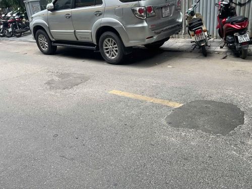 Việc đầu tư hạ tầng ngầm được đánh giá là cần thiết đối với khu phố cổ có tuổi đời hàng trăm năm. Tuy nhiên, tại nhiều vị trí sau khi thi công, mặt đường lại được hoàn trả chưa đồng đều. Các vệt nhựa mới và cũ tạo thành những dải gồ ghề kéo dài, khiến phương tiện khi lưu thông phải giảm tốc hoặc đánh lái để tránh.