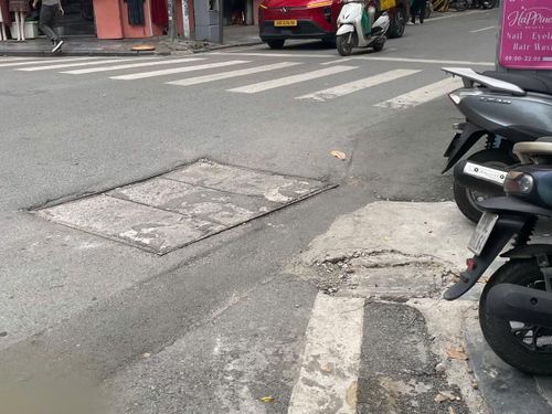 Hà Nội liên tục triển khai các chương trình hạ ngầm lưới điện, bó gọn cáp viễn thông nhằm cải thiện mỹ quan và tăng độ an toàn của hệ thống điện. Song song với đó là các dự án cải tạo hệ thống thoát nước, thay thế đường ống nước cũ và sửa chữa các hố ga đã xuống cấp sau nhiều năm khai thác.
