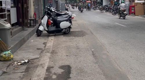 Trên phố Hàng Mành, nhiều rãnh hoàn trả chạy dọc theo lòng đường. Sau một thời gian chịu tải trọng lớn từ ô tô, xe buýt và xe tải nhỏ phục vụ vận chuyển hàng hóa, lớp nhựa mới bắt đầu bong tróc, hình thành các vệt lún kéo dài.